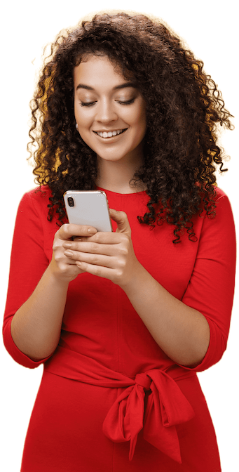 Imagem mulher mexendo celular